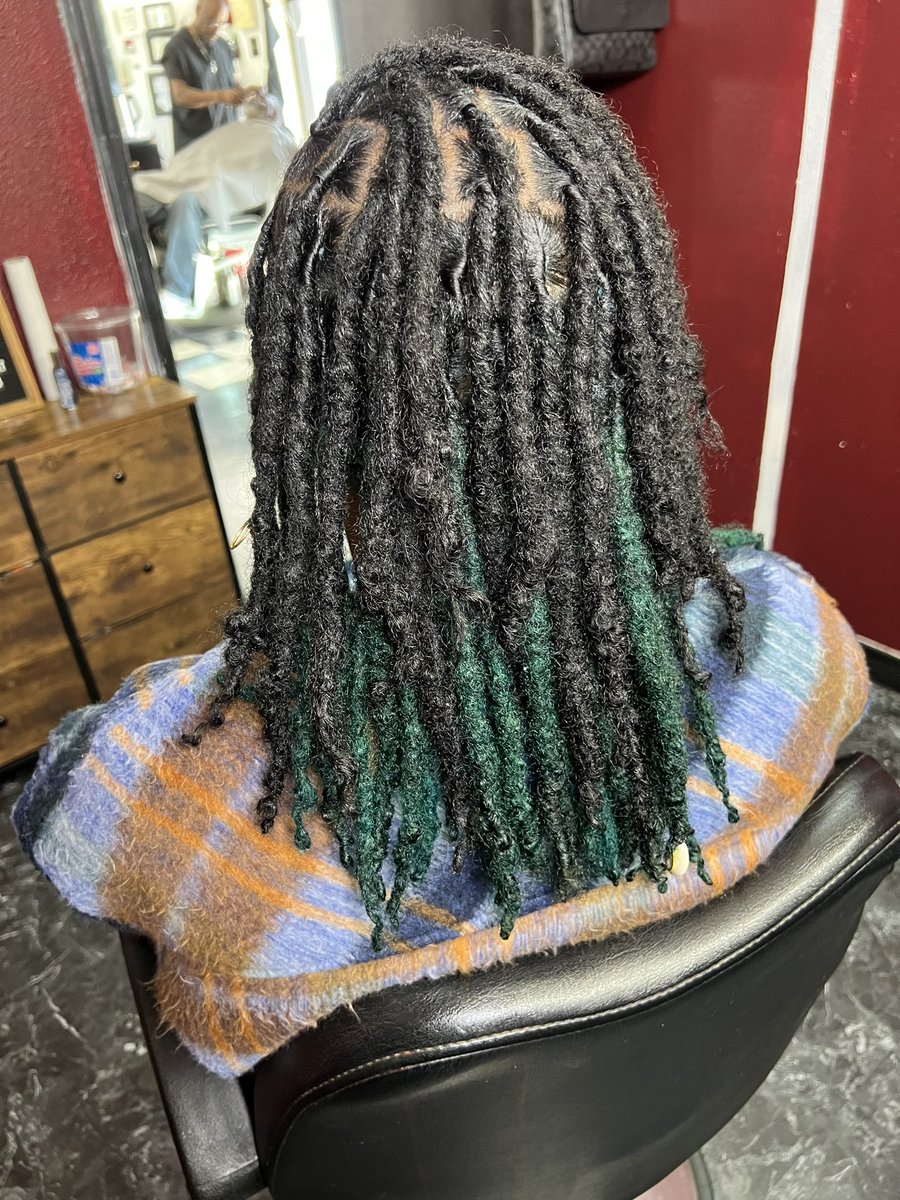 Maronica_Leo's tweet photo. Color retouch 💚❤️‍🔥🍃… hair Getting super long.. https://t.co/q9ZVb9aTXw