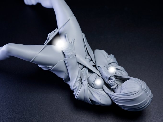 不自然な表現にならないようシワの緩急を利用して分割ラインを設定するのですがここまで各部が重なるとまるで高難度な立体パズルの様相です。
その甲斐もありまして衣服造形はかなり良い状態になったと思います。
原型師の厚皮まんじゅう(@atsukawaman10)さんに敬意を表します。 