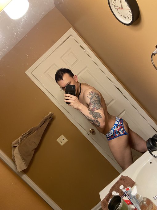 4 pic. Striped or camo? #onlyfans #nsfwtw https://t.co/f3H8l1ckfI