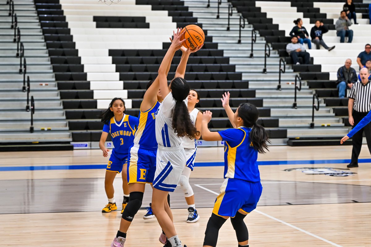 ggusdathletics's tweet photo. Pacifica’s girls basketball beat Edgewood 39-26 in the 2nd round of @CIFSS division 5AA playoffs. The Mariners will play at home in the quarterfinals on Wednesday. More 📸 in link in bio. #ggusdbasketball #phsmariners https://t.co/26XR4gaQKP