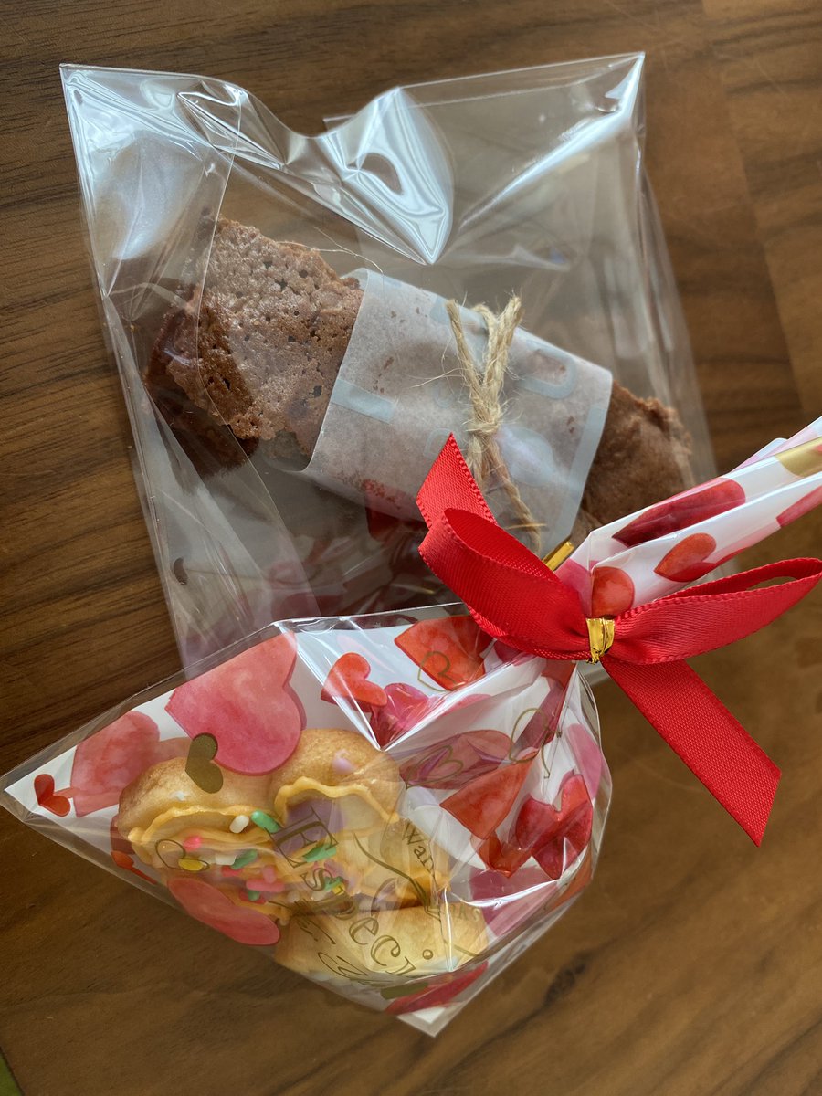 我が家にて一足先にバレンタイン🤍
手作りクッキーとブラウニー。