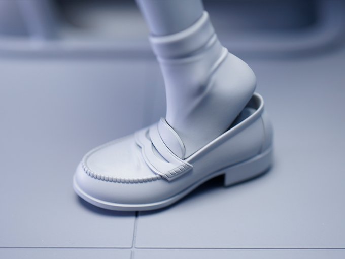 またキャラクターの心情表現部分にも注意して調整を重ねました。
つま先立ちと半脱ぎのローファー。
ちょっと力のはいった脹脛の筋肉の表現。
背徳と羞恥の感情が少しでも表現できればと思います。 