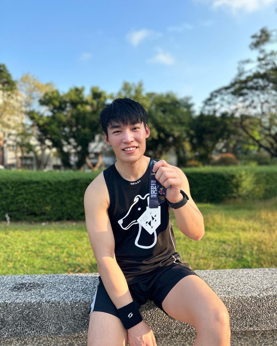 alexchatcharin's tweet photo. ในที่สุดก็ทำได้แล้ว กับการวิ่ง #10กิโลเมตร ครั้งแรก ได้เหรียญละค้าบ
ซ้อมวิ่งแค่ครั้งเดียวจริงๆ #กล้ามเนื้อขากรี๊ดร้องหนักมาก
ขอบคุณคุณแฟนที่มาวิ่งด้วยกันนะครับ @Dr_Tone_FA 🥰 ซัพพอตเราทุกอย่างเลย
#AlexTone #homerunchachacha #วิ่งสร้างเมือง2023 #ถาปัตย์จุฬา
#bangkok #thailand https://t.co/FI7cGrUH7k