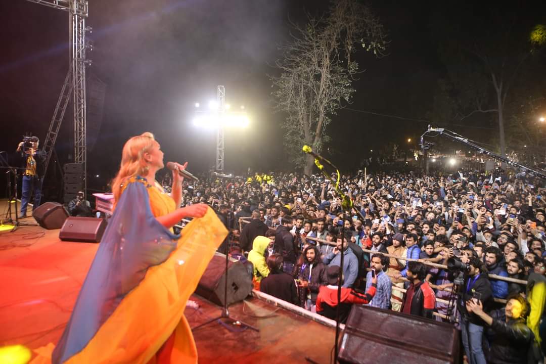 AlhamraLAC's tweet photo. The day two ended with live performances by Ali Zafar, Wahab Bugti, ACMA The Band, and Kamaliya from Ukraine and others.
#acpkhi #alhamra #lac #artscouncil #pakistanliteraturefestival #lahorechapter @ACPKHI @AliZafarsays @kamaliya_zahoor @thebankofpunjab https://t.co/S6LHw2m1KK