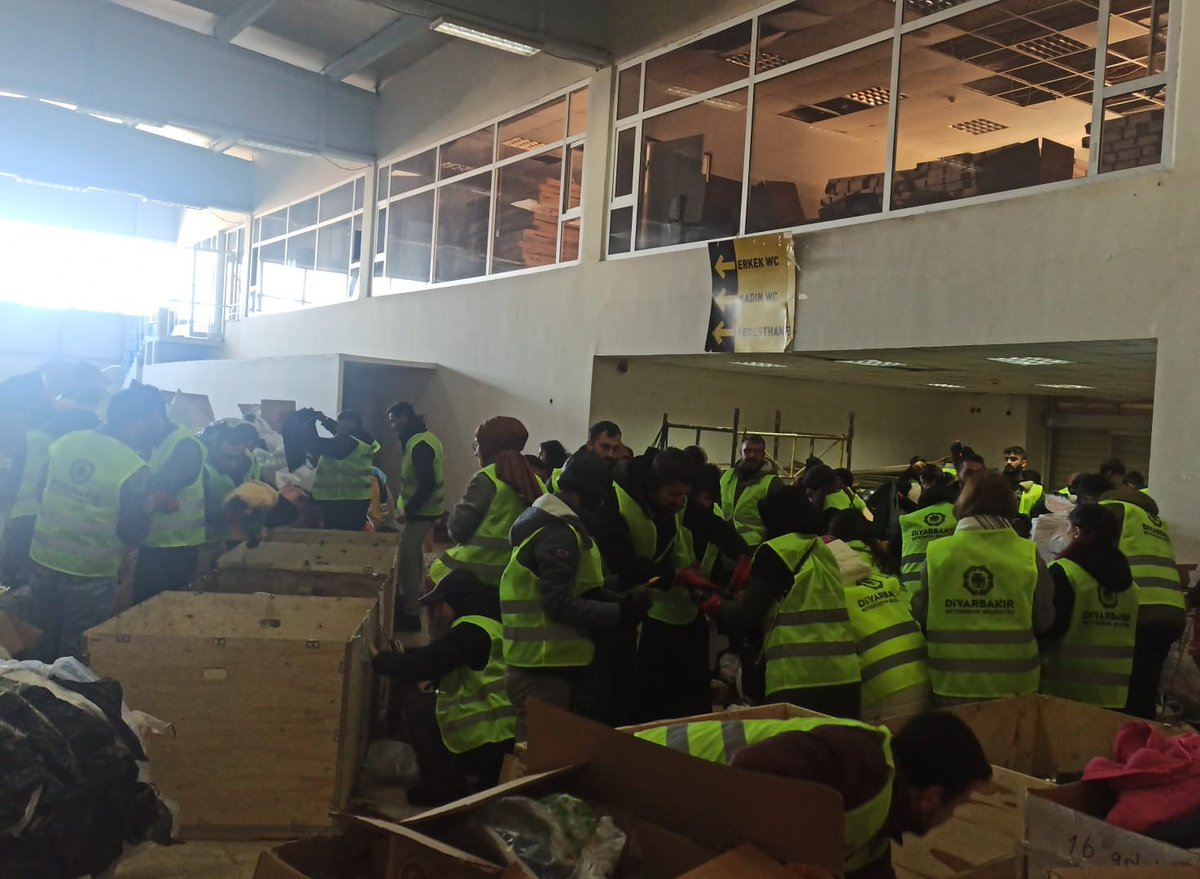 Diyarbakır'a gelen yardımların tasnifi, düzenlenmesini  yapıyoruz. Daha fazla arkadaşımıza ihtiyacımız var. Genç, çalışabilecek ve Üniversitede öğrenim gören 200 arkadaşımıza ihtiyacımız bulunmaktadır. WhatsApp linki üzerinden katılabilirsiniz.
 chat.whatsapp.com/KtnxxMWibmT3yx…