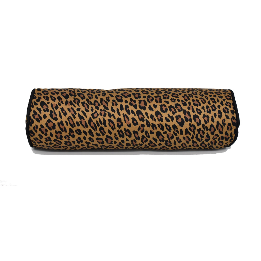 sininlinen's tweet photo. We know what some of you use bolster pillows for 🤫
#leoparddecor #bedroomgoals #sininlinen #toile #smashthepatriarchy #greatinbed #fiercefemme https://t.co/2bi7FmXeuC