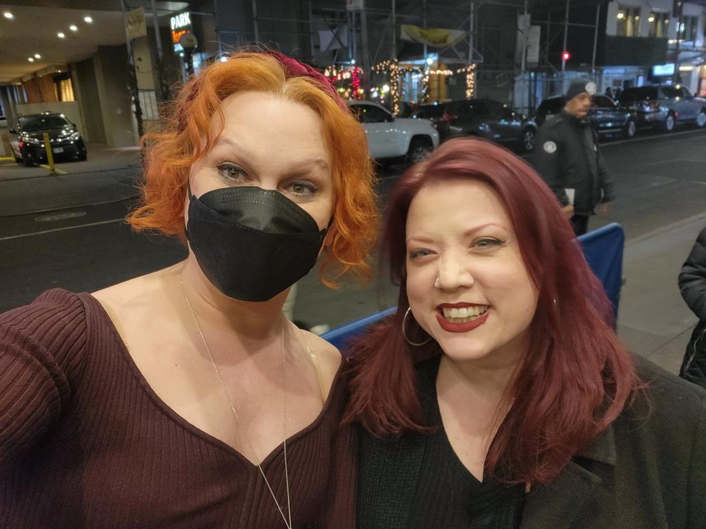 Jexas's tweet photo. Omg. @JinkxMonsoon was, unsurprisingly, INCREDIBLE in Chicago.
And was also, again, unsurprisingly, extremely generous. I gave Jinkx a red jasper bracelet (an important stone for virgos) &amp; Jinkx blessed my tiger's eye to help with my motivation &amp; belief in myself. So thankful. https://t.co/5uQASHTsyI