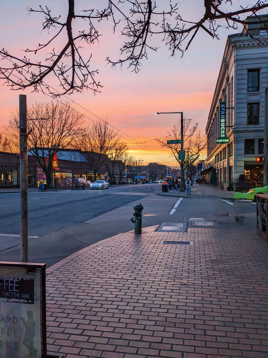 VeeeChaar's tweet photo. False spring day ended with a gorgeous sunset #SoSeattle https://t.co/nxTA81D9YG