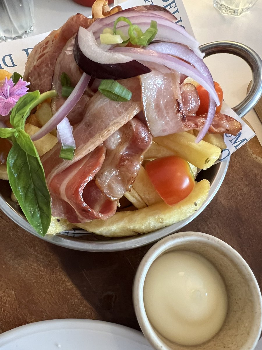 Sun rays breakfast &amp; brunch เชียงใหม่ คือร้านที่น่ารัก และอาหารอร่อยมากกกกกก และราคาถูกใจมากค่ะ สั่ง 4 อย่าง ทั้งหมด 700 บาทเท่านั้น แต่อิ่มแบบจุก ๆ เมนูแนะนำคือ duo ที่เสิร์ฟเฟรนช์ฟรายพร้อมเบคอน หอมอร่อยมากกก <a href="/aroii/">@aroii บอกต่อ</a> #รีวิวเชียงใหม่ #อร่อยไปแดก #อร่อยบอกต่อ