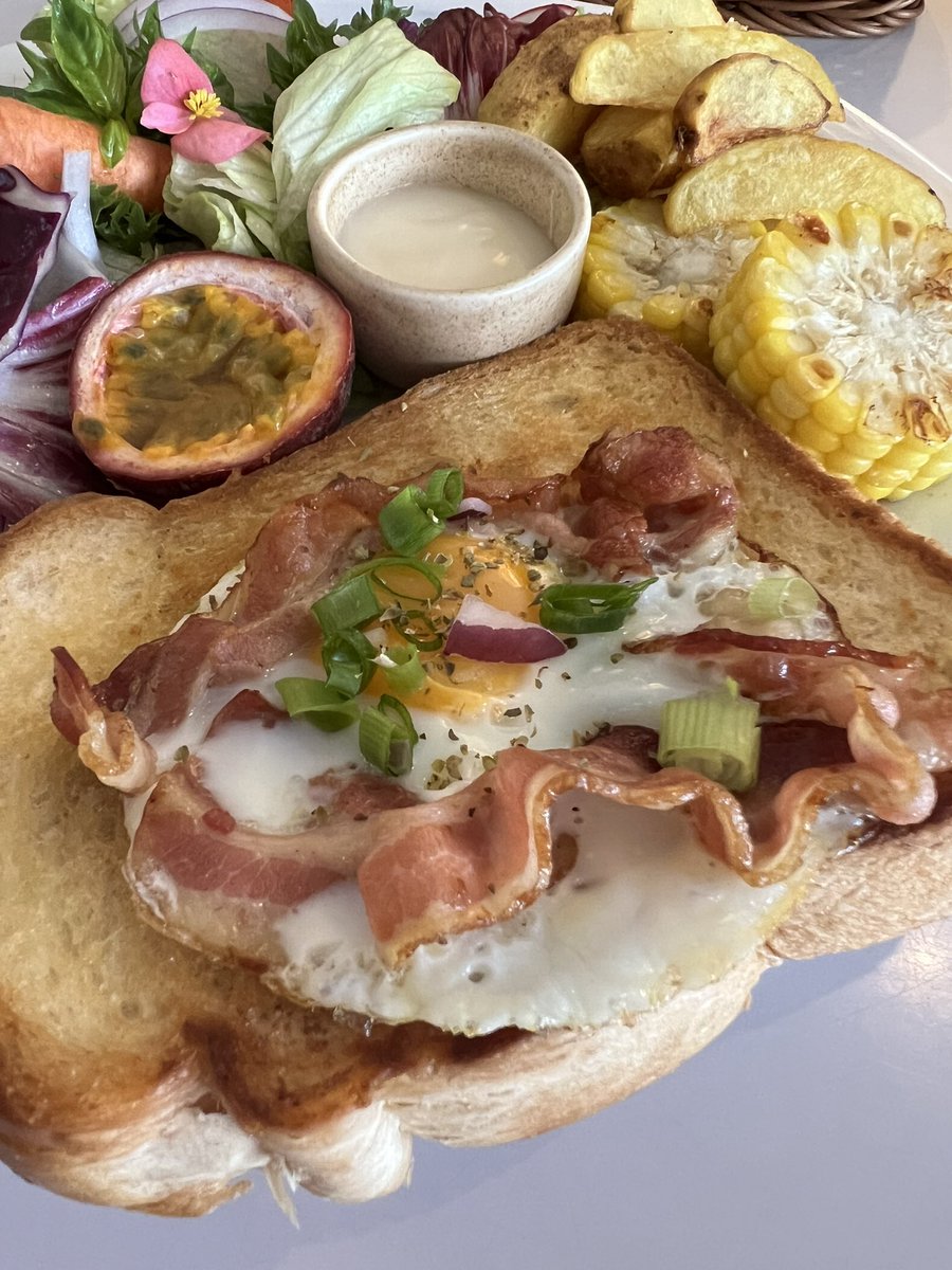 foodtellers's tweet photo. Sun rays breakfast &amp; brunch เชียงใหม่ คือร้านที่น่ารัก และอาหารอร่อยมากกกกกก และราคาถูกใจมากค่ะ สั่ง 4 อย่าง ทั้งหมด 700 บาทเท่านั้น แต่อิ่มแบบจุก ๆ เมนูแนะนำคือ duo ที่เสิร์ฟเฟรนช์ฟรายพร้อมเบคอน หอมอร่อยมากกก @aroii #รีวิวเชียงใหม่ #อร่อยไปแดก #อร่อยบอกต่อ https://t.co/5quISuwrku