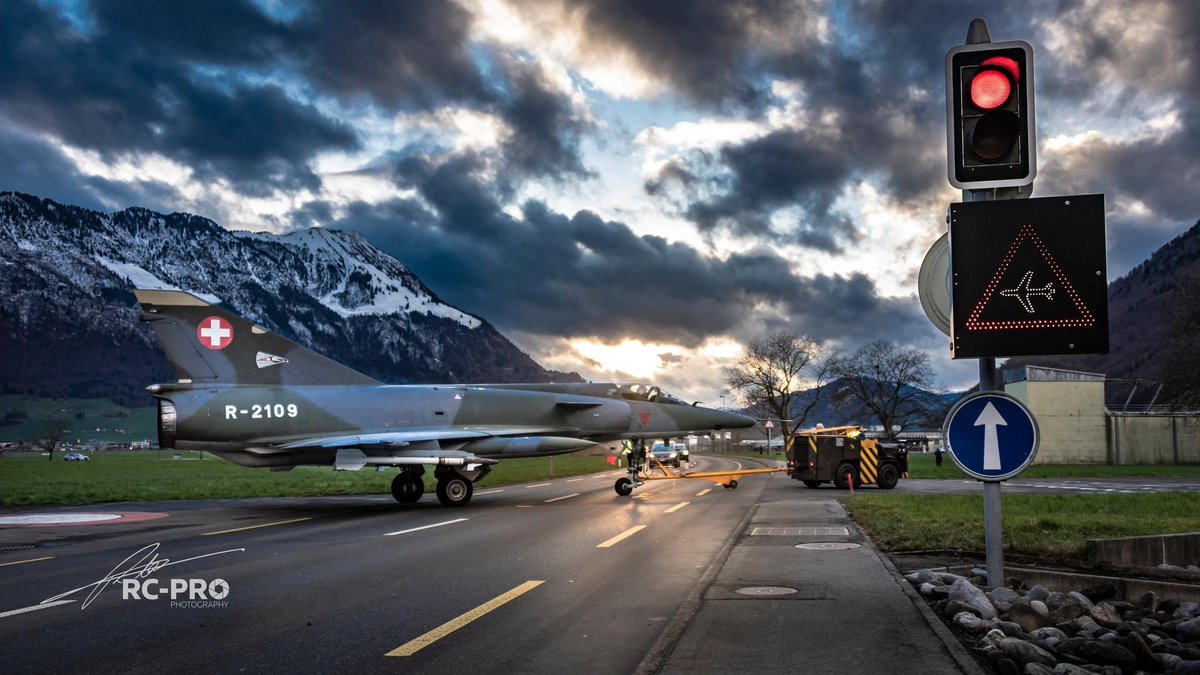 Swiss Air Force Mirage crossing the street 😎🇨🇭(Big thanks to my buddy <a href="/COAPhoto/">COAP</a> for sharing)
