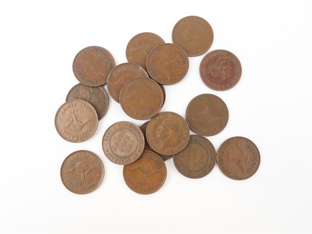 SwanDeverell's tweet photo. Collector: Coins
Bidding open.
Lots include 18 Australian halfpenny coins. Various dates 1938 - 51.
#coins #coincollecting #numismatics #australiancoins #australianmint #auction #auctionhouse #onlineauction #centralcoast #centralcoastnsw #lovecentralcoast #erina https://t.co/qsfgX7umqP
