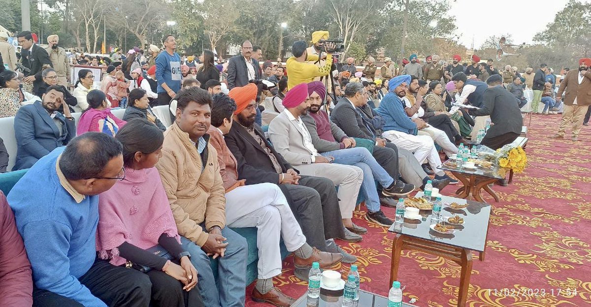 Kashmir_s_wahla's tweet image. ਜ਼ਿਲ੍ਹਾ ਹੈਰੀਟੇਜ ਸੁਸਾਇਟੀ ਗੁਰਦਾਸਪੁਰ ਵੱਲੋ ਕਰਵਾਏ ਗਏ ਵਿਰਸਾ ਉਤਸਵ ਗੁਰਦਾਸਪੁਰ 2023 ਸਰਕਾਰੀ ਕਾਲਜ ਗੁਰਦਾਸਪੁਰ ਵਿਖੇ ਸ਼ਿਰਕਤ ਕੀਤੀ ਅਤੇ ਗਾਇਕ ਕੰਵਰ ਗਰੇਵਾਲ ਦੀ ਗਾਇਕੀ ਦਾ ਅਨੰਦ ਮਾਣਿਆ।@ArvindKejriwal @BhagwantMann @JarnailSinghAAP @raghav_chadha @HarchandSBarsat @SandeepPathak04 @KuldeepSinghAAP @AAPPunjab