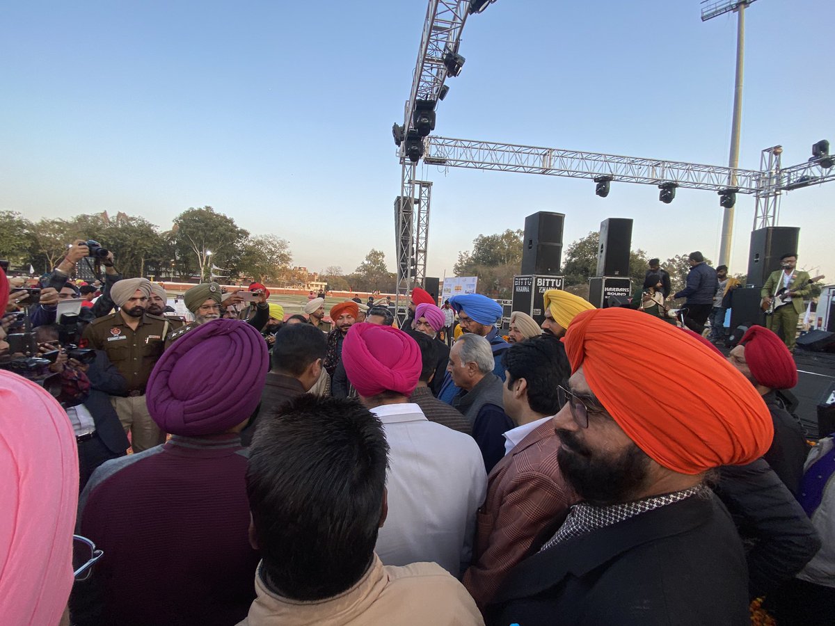 Kashmir_s_wahla's tweet image. ਜ਼ਿਲ੍ਹਾ ਹੈਰੀਟੇਜ ਸੁਸਾਇਟੀ ਗੁਰਦਾਸਪੁਰ ਵੱਲੋ ਕਰਵਾਏ ਗਏ ਵਿਰਸਾ ਉਤਸਵ ਗੁਰਦਾਸਪੁਰ 2023 ਸਰਕਾਰੀ ਕਾਲਜ ਗੁਰਦਾਸਪੁਰ ਵਿਖੇ ਸ਼ਿਰਕਤ ਕੀਤੀ ਅਤੇ ਗਾਇਕ ਕੰਵਰ ਗਰੇਵਾਲ ਦੀ ਗਾਇਕੀ ਦਾ ਅਨੰਦ ਮਾਣਿਆ।@ArvindKejriwal @BhagwantMann @JarnailSinghAAP @raghav_chadha @HarchandSBarsat @SandeepPathak04 @KuldeepSinghAAP @AAPPunjab