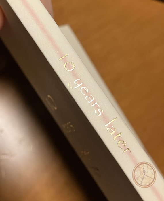 去年本フェチ大賞で準大賞を頂いたアンソロジー、
記事内で伝えきれなかった感想を少し…!
表紙の箔押しは高精細箔でなくても文字のギザギザ感を綺麗に押して頂いたり、
グレスケ・トーン混在の本文も大変美しく印刷頂きました。
高品質の緑陽社様、またお世話になりたいです☺️
#緑陽社で作ってみた