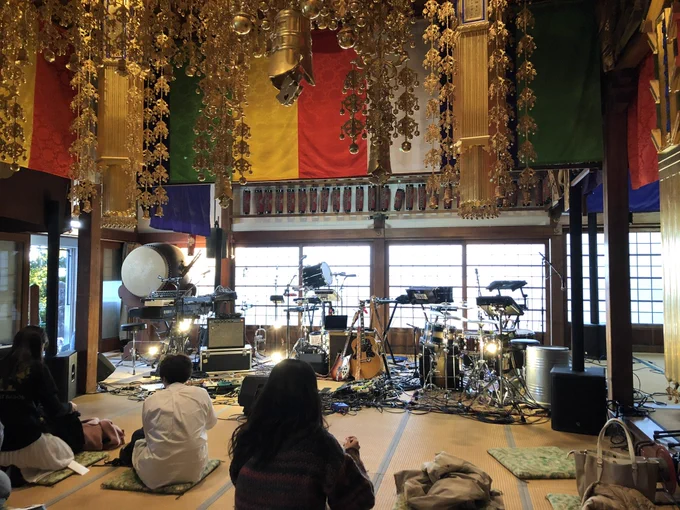 #電気代が高いから金色を貼れ
ROTH BART BARONのライブを見に行った舘山寺。 