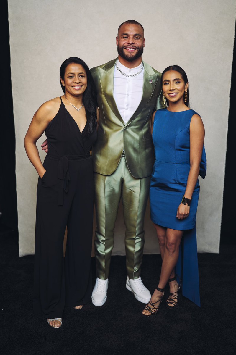 A night I will never forget 🥰 — getting to meet Dallas’ very own Walter Payton Man of the Year,  @_4dak at the #nflhonors and getting to grow the game I love so much with an amazing and talented friend, @dianaflres33 !

Thank you @usnft and @ifafmedia and @nfl 🙏🏽 

#redcarpet