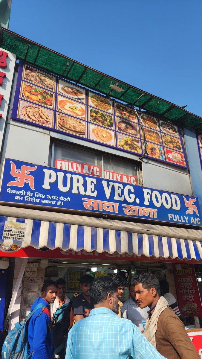 waquarhaider10's tweet photo. was almost lyunched, So dis daba charged rs 340 for 1 Paratha, despite it was mentioned rs 40. When I asked, d staffs misbehaved with us, n pushed us. When I WAS RECORDING d VIDEO owner n staffs attacked n threatened to make our'Chutni'snatched my phone. Law n order 0 @CPDelhi https://t.co/P1RnHxQkeR