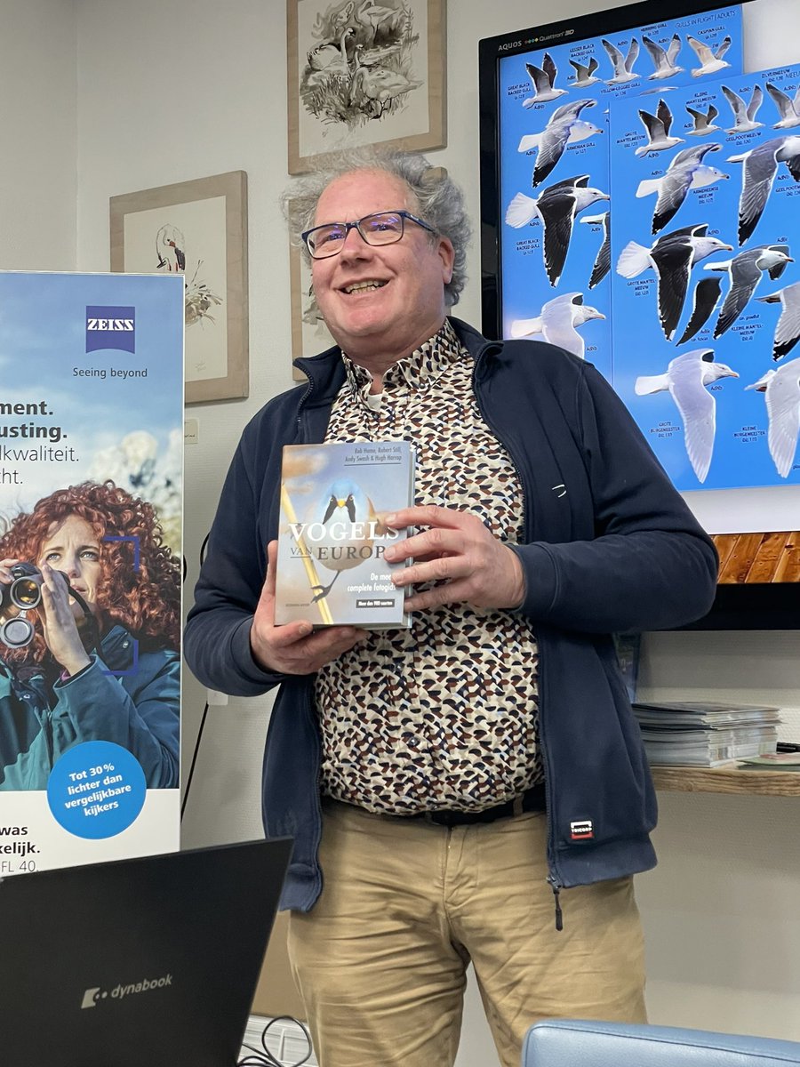 AgamiPhoto's tweet image. Y’day afternoon the handing over of the 1st book of #vogelsvaneuropa, by #paulkemmeren from @Bornmeer publishers) to @TheoVerstrael / @Sovon (left). In the #vogelinformatiecentrumtexel. 

The long-awaited Dutch translation of #europesbirds by @WILDGuidesBooks @PrincetonNature 🥳