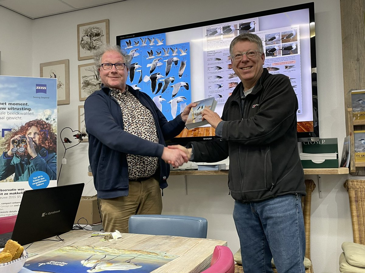 AgamiPhoto's tweet image. Y’day afternoon the handing over of the 1st book of #vogelsvaneuropa, by #paulkemmeren from @Bornmeer publishers) to @TheoVerstrael / @Sovon (left). In the #vogelinformatiecentrumtexel. 

The long-awaited Dutch translation of #europesbirds by @WILDGuidesBooks @PrincetonNature 🥳