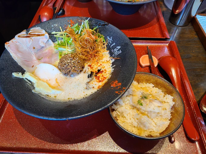 恋し鯛さん、ランチセットで濃厚な鯛担麺に加えて鯛めしついて1050円なの満足度高い。+100円で鯛出汁つけて鯛茶漬けにするのも美味しい 