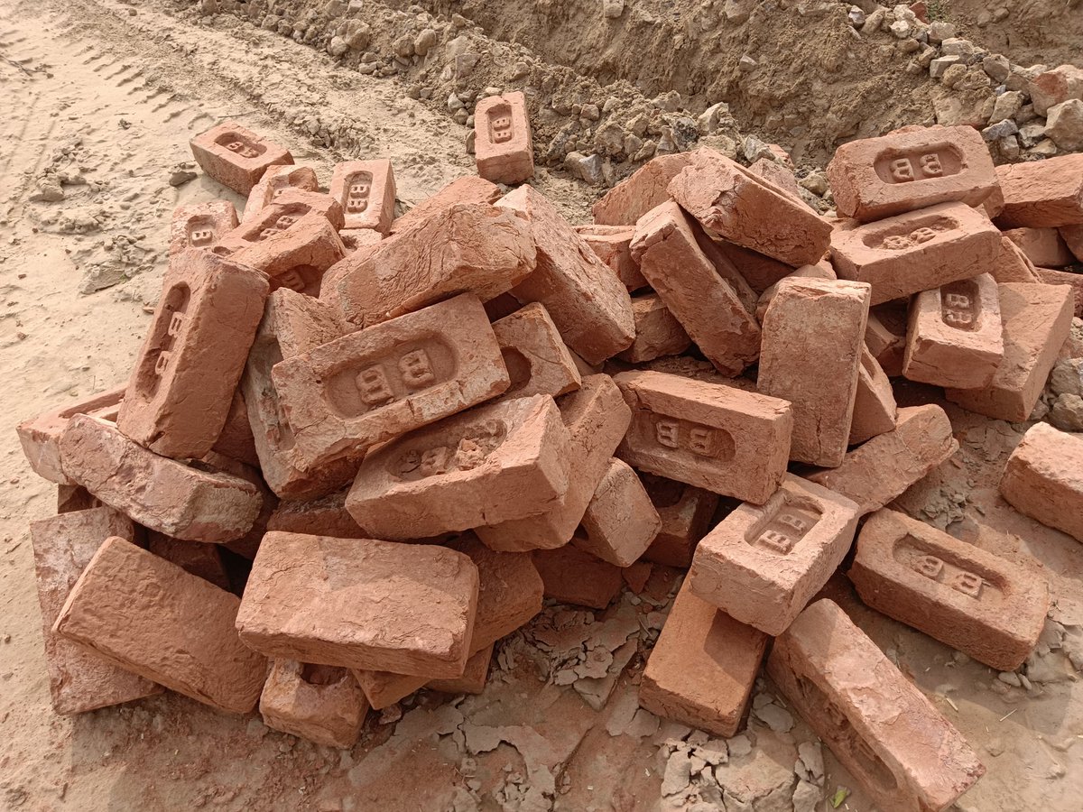 Azadjakhar4's tweet photo. @cmohry @mlkhattar @nitin_gadkari @PMOIndia (सिरसा HR)डिंग मंडी से बनमंन्दोरी सड़क निर्माण से पथर कम और मिट्टी ज्यादा,पोली के मोगे पुराने बदले नहीं जा रहे, इंटे कच्ची,व पुरानी लगाई जा रही भष्टाचार की प्लीज जाँच हो 🙏🏻आज़ाद जाखड़ 7206767717 https://t.co/yLHg0Lq0YQ