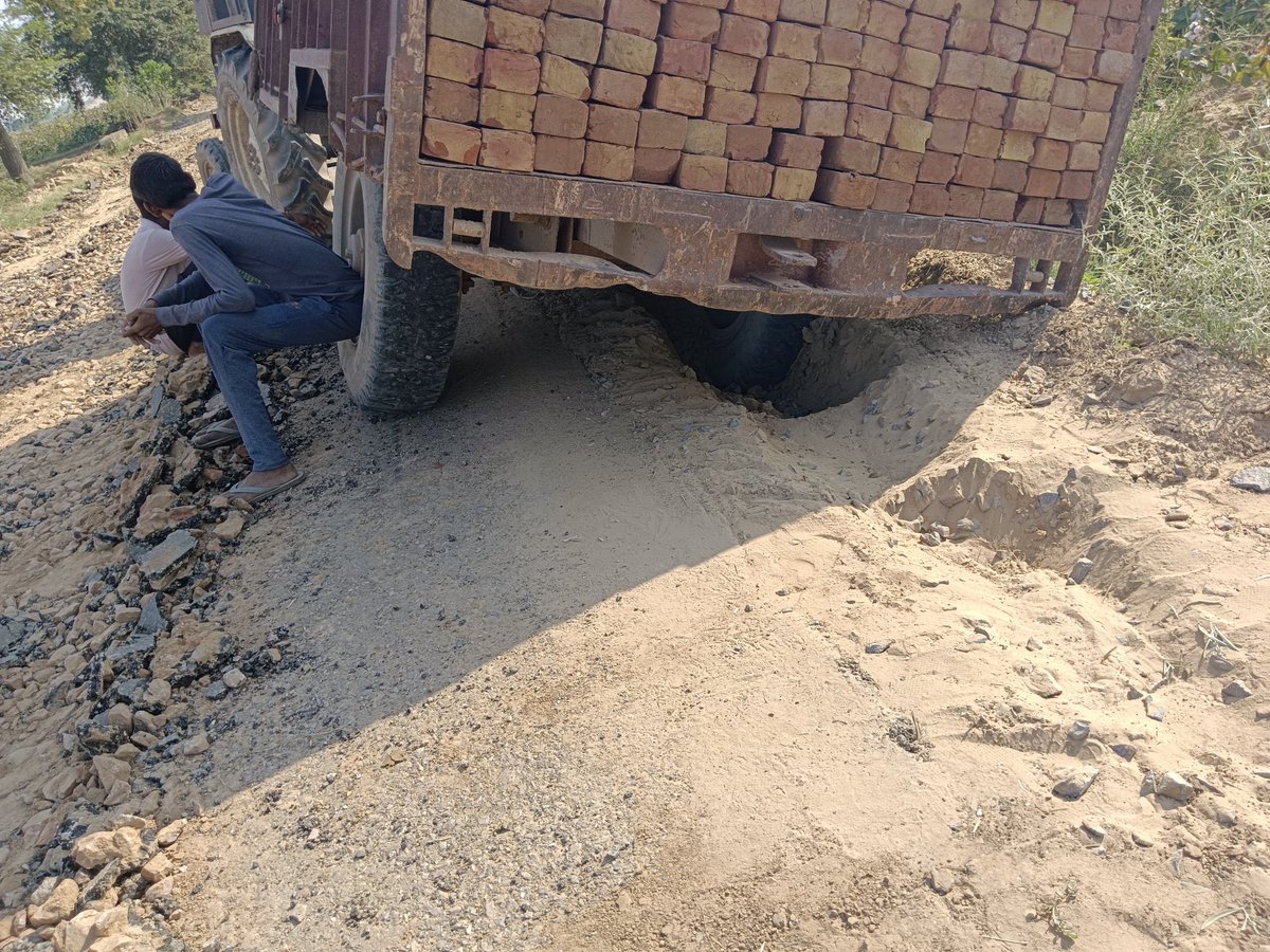 Azadjakhar4's tweet photo. @cmohry @mlkhattar @nitin_gadkari @PMOIndia (सिरसा HR)डिंग मंडी से बनमंन्दोरी सड़क निर्माण से पथर कम और मिट्टी ज्यादा,पोली के मोगे पुराने बदले नहीं जा रहे, इंटे कच्ची,व पुरानी लगाई जा रही भष्टाचार की प्लीज जाँच हो 🙏🏻आज़ाद जाखड़ 7206767717 https://t.co/yLHg0Lq0YQ