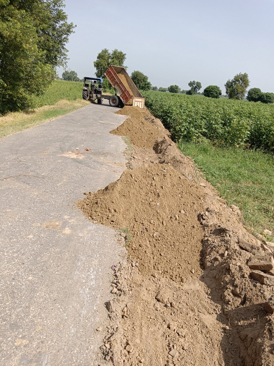 Azadjakhar4's tweet photo. @cmohry @mlkhattar @nitin_gadkari @PMOIndia (सिरसा HR)डिंग मंडी से बनमंन्दोरी सड़क निर्माण से पथर कम और मिट्टी ज्यादा,पोली के मोगे पुराने बदले नहीं जा रहे, इंटे कच्ची,व पुरानी लगाई जा रही भष्टाचार की प्लीज जाँच हो 🙏🏻आज़ाद जाखड़ 7206767717 https://t.co/yLHg0Lq0YQ