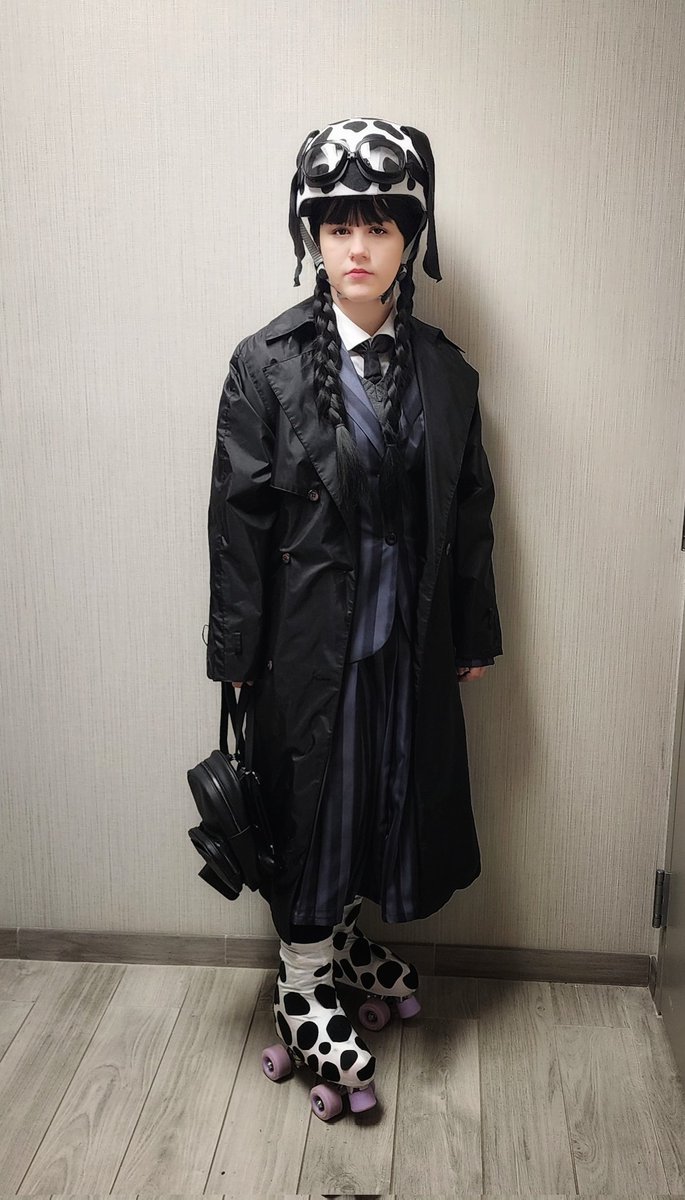 SamiMiniCosplay's tweet photo. @wednesdayaddams got a ride from Uncle Fester to @NwiComicCon today! 🖤🤍🐾 #Wednesday #wednesdaynetflix #wednesdayaddams #Wednesdayvibe #wednesdaycosplay https://t.co/M1hZ32CzMa