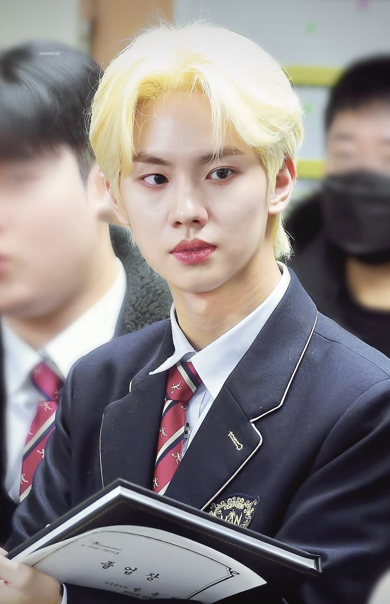 1219MW's tweet photo. 230210 한림예고 졸업식 
졸업장 멋있다!!🎓🐰❤️
#MCND #엠씨엔디 #윈
#방준혁 #WIN https://t.co/l5JOE6LRUU