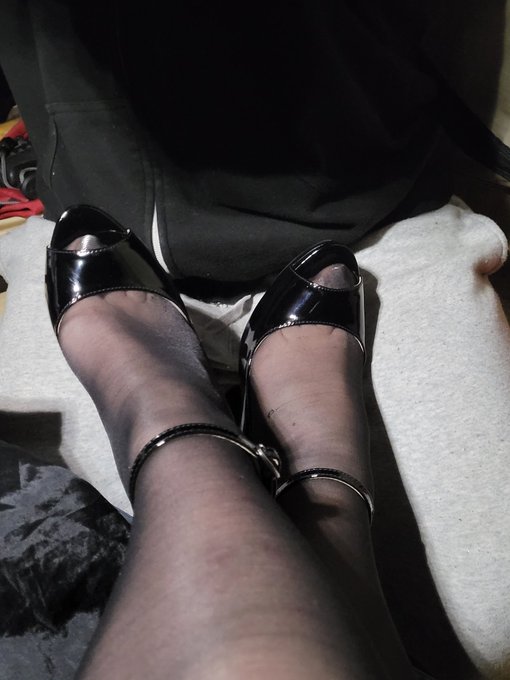 Love my heels pressed against a cock! 😘 https://t.co/mIP0F7IwSR