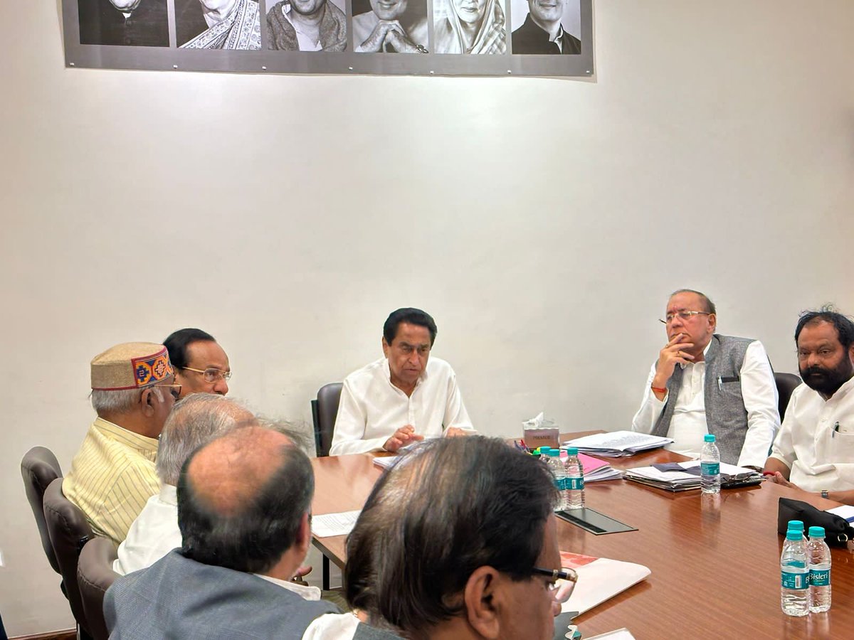 INCMP's tweet photo. प्रदेश कांग्रेस अध्यक्ष कमलनाथ जी के निवास पर वचन पत्र समिति की बैठक जारी।

"जय कांग्रेस, विजय कांग्रेस" https://t.co/2psr0biaYS
