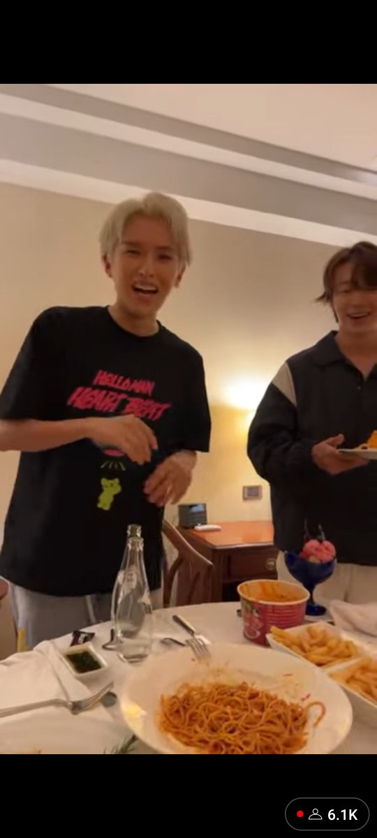 sjsofabulous's tweet photo. Leeteuk cant stop teasing Ryeowook's grateful message to the waiter, he mispronounced it (?) and RW made finger hearts too so he get more confused lol

DH: what did u say?
RW: I dont know~
LT: "Ryeowook-ah, he was taken aback" 🤣🤣 https://t.co/jdctQnXz2q