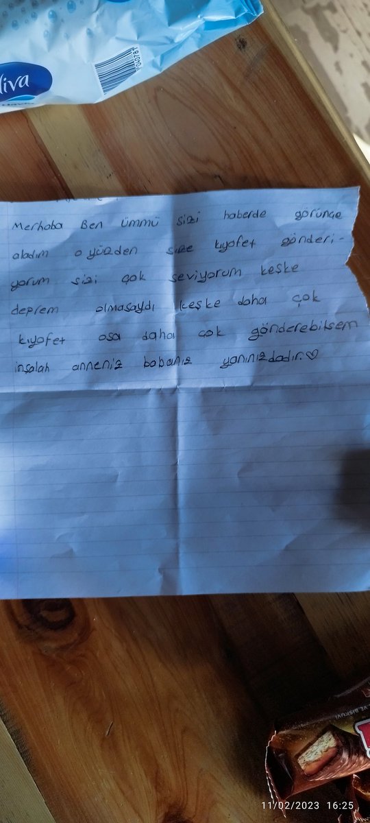 AhmetMBaskir's tweet photo. Yalnız başımıza kaldığımız, bizi terkettikleri su zor günlerde Kardeşlerden deprem bölgesindeki kardeşlerine hediyeler. Bölgedeki her türlü zorluğa rağmen yılmadan, elimizin uzandığı her yere ulaşmamızı sağlayan güç bu. #kahramamaras #afetbolgesi #isimsizkahramanlar https://t.co/vHiuUHgX8d