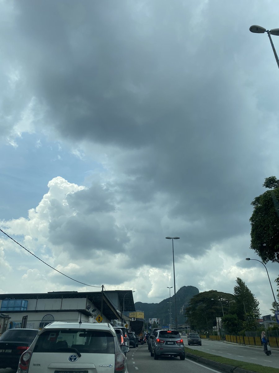 sabrizaaa's tweet photo. The cloud is pregnant with water. https://t.co/blSxEULDyT