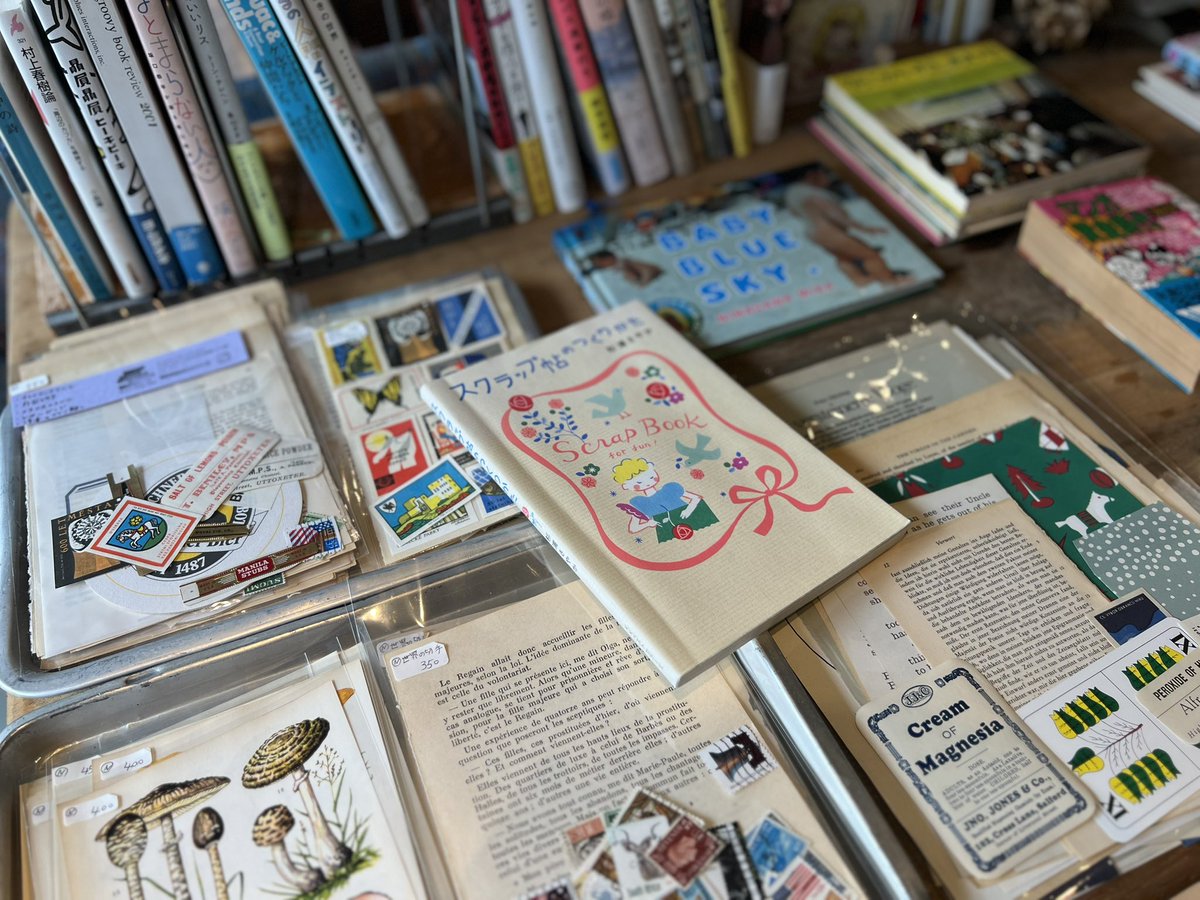 月に一回の出店、南観音の本屋さんnice nonsense booksさんのテーブル📚ミュンヘンで買い付けてきた絵本や、チェコの可愛い切手もあります🖼