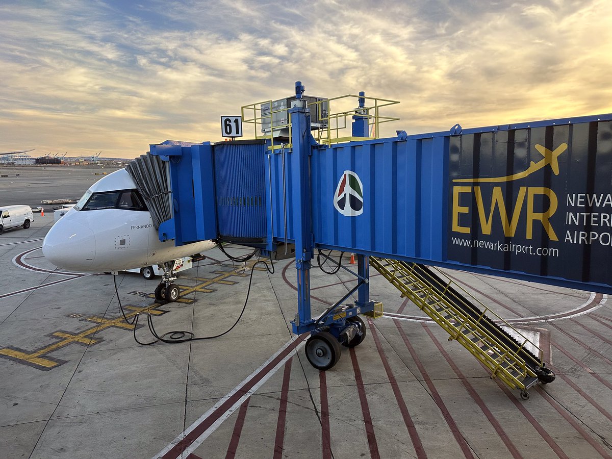 TodaysFlight's tweet photo. Strong tailwinds reduced the travel time between #EWR and #LIS to a little over 6 hours. Ground speed up to 1045km/h. 
Not much time to enjoy my throne on this #A321neo.
With 3 more flights and lounge stays today, skipping dinner and breakfast is easy. #TP202 #avgeek #TAP #paxex https://t.co/oVoSb5frXs