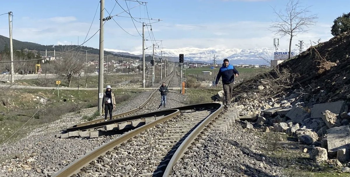 Pazartesi 4.17’de Pazarcık depremi olup ülke 3 metre kaydığında felaketin büyüklüğünü 
AFAD 45 dk. içnde  RAPORLAŞTIRDI ve TESLİM ETTİ!

Yıkımın ölçüleri belli olmuş, kararları alınmış ve devlet ayağa kalkmıştı!!

Yıkımı bilen devlet ne olduysa halkını enkaz altında bıraktı?
+..