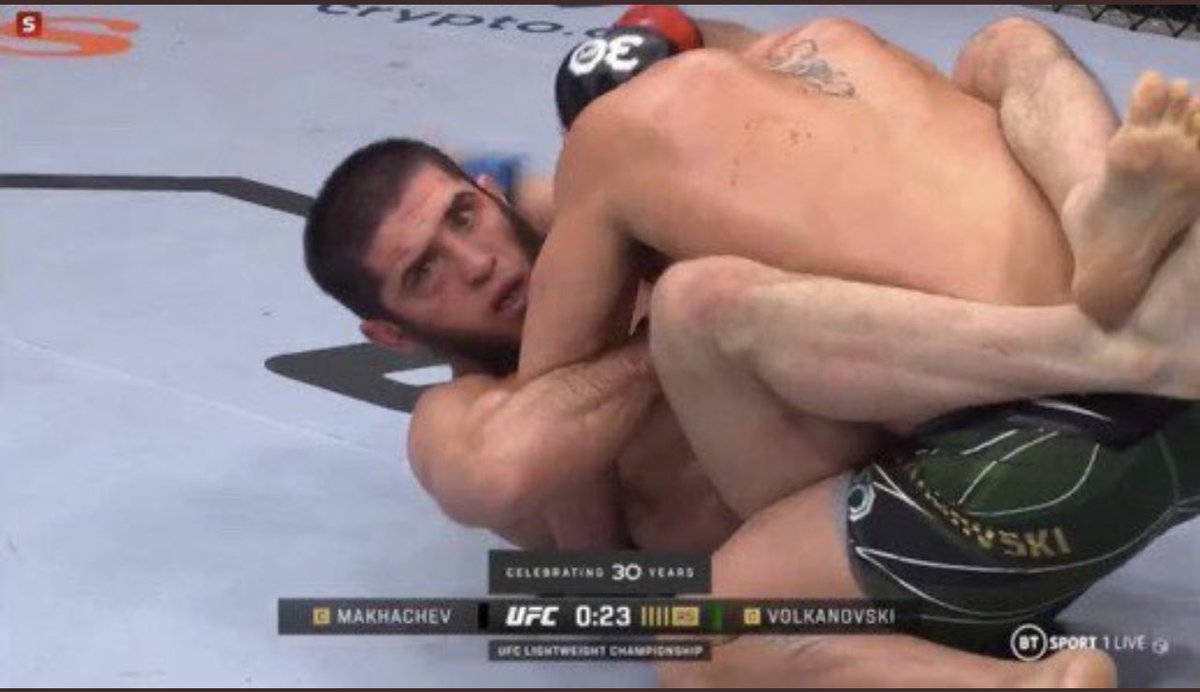 brawnybear_'s tweet photo. Robbed, robbed, robbed. #Volkanovski https://t.co/Kg3E3KiXqK