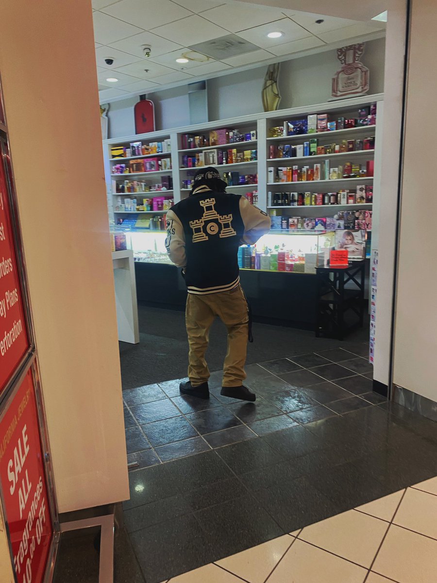 mdoublexn's tweet photo. 🥷 with the goofy walk https://t.co/pYluIHlm8c