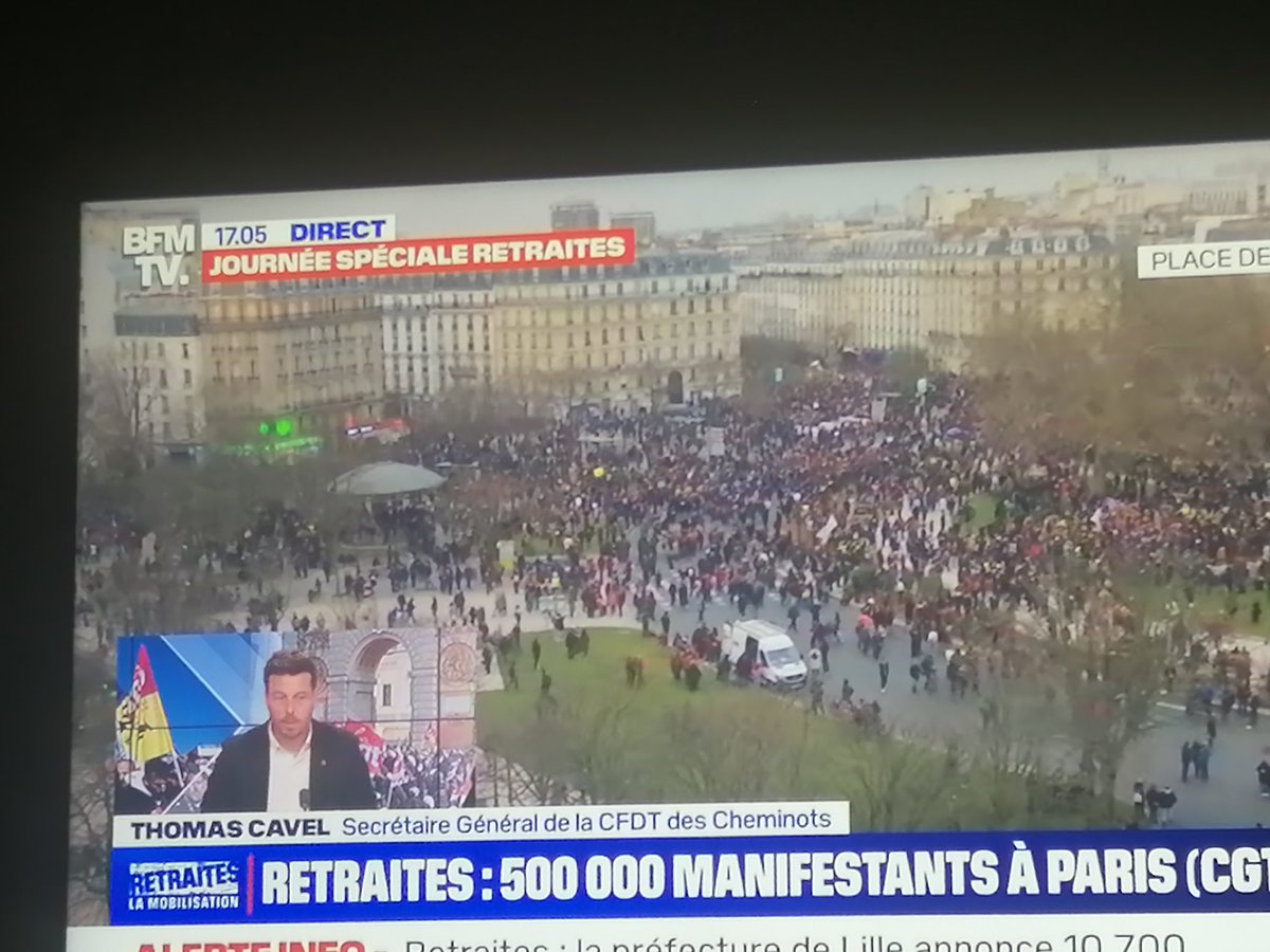 A gauche 1 concert de 500 000 personnes VS à droite la #manif11fevrier des syndicats de 500 000 selo' les syndicats. 
Et les médias prenant les français pour des idiots relayent les chiffres des syndicats!! 🤦🏾‍♀️
#LeGrosFlopDu11fevrier