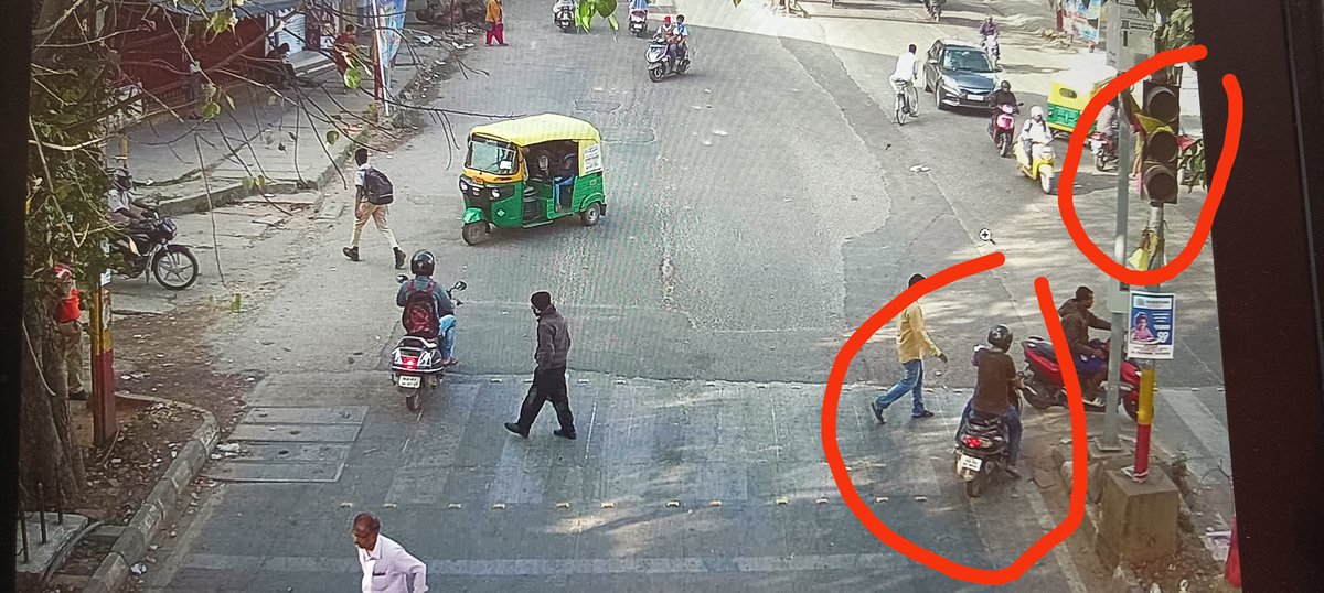 abhay_m_ishra's tweet photo. No traffic light working, but got challan of Rs 1000 for standing on zebra cross. Just raking u turn from this non functioning signal (wearing helmet).
Capturing violations through the camera is a good move.but penalizing citizens unnecessary  is painful https://t.co/7azfp2P3mB