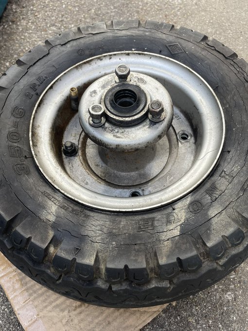 後輪のホイールを外してみる。錆で固着して悪戦苦闘した前輪と違っていとも簡単にタイヤのビートが落ちる。と思ったらナットが舐めてクルクル空転。色々試したけど外れないぞこんちくしょう!結局ボルトカッターで割る。これは一発だ。ホイールの中は結構綺麗だった。 