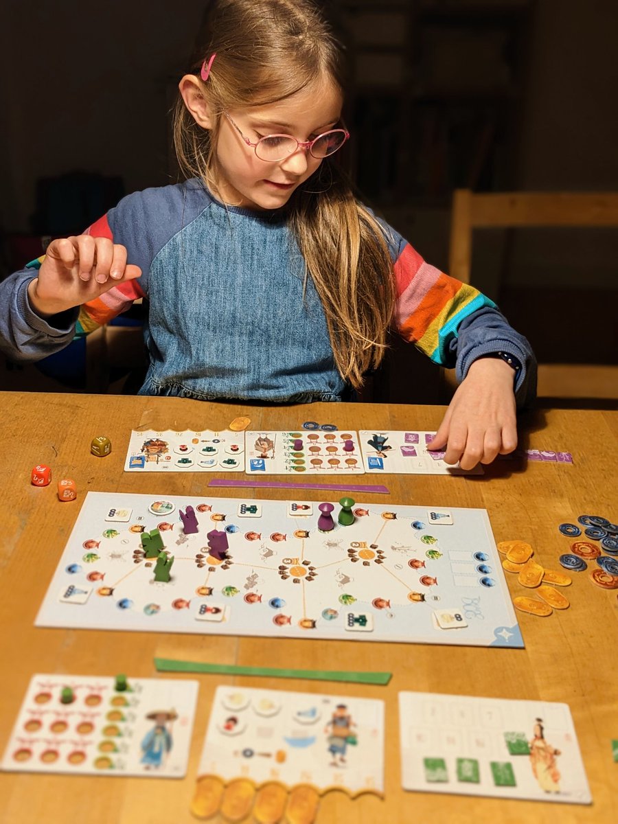 #TokaidoDuo kommt bei Luise richtig gut an. Am Ende (88:86) fragen wir uns, warum das ab 10 Jahren sein soll ... auf jeden Fall hat es uns Laune gebracht und die Entscheidungen sind schnell getroffen; hat einen schönen Flow. <a href="/Toinito/">Antoine Bauza</a> @Funforge <a href="/pegasusspiele/">Pegasus Spiele</a>