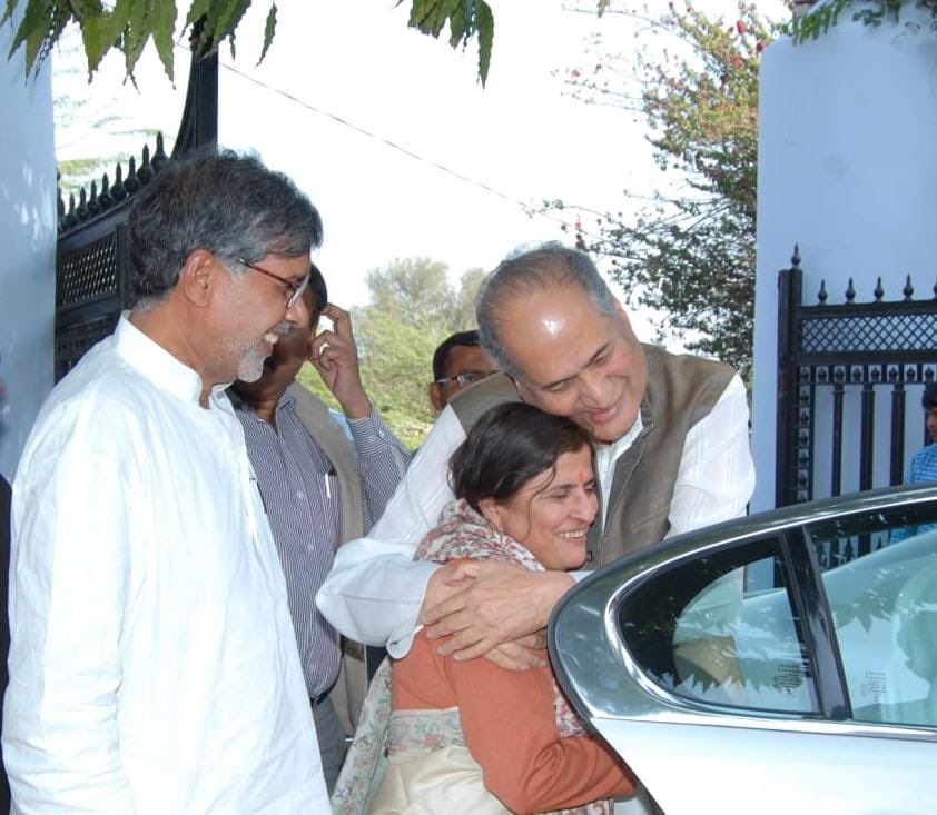 राहुल बजाज जी को देहत्याग किए एक वर्ष हो गया। वे भारतीय उद्योग और व्यापार जगत में नैतिकता और आदर्शों के ध्रुव तारे थे। मेरे परिवार के प्रति आपका स्नेह और आप बहुत याद आ रहे हैं राहुल भाई! मेरी विनम्र श्रद्धांजलि।