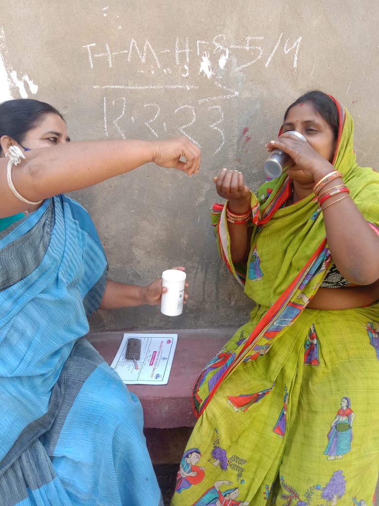 RadioBulbul's tweet photo. #RadioBulBul team accompanied by Aanganwadi didi made door to door survey about #Falarya at different ward in Bhadrak.Makes people's aware take timely medicine to remain away from disease @MoHFW_INDIA @archanakpr @NHPINDIA @NHMBhadrak @CdmoBhadrak @manishrathor90 https://t.co/y7F4A2wYHy