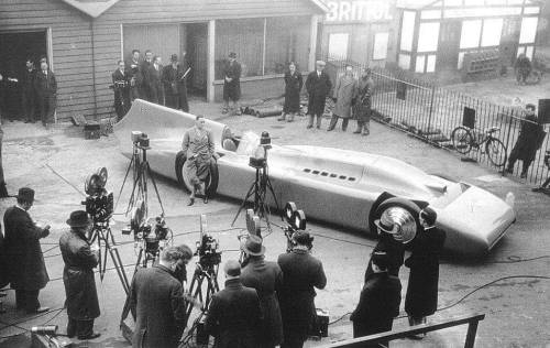 English racing motorist Sir Malcolm Campbell (1885-1948) poses for the cameras with his Campbell-Railton Blue Bird.

The car featured 36.7L supercharged Rolls Royce engine producing 2300+ horsepower and managed to reach 300mph mark. (1935)
