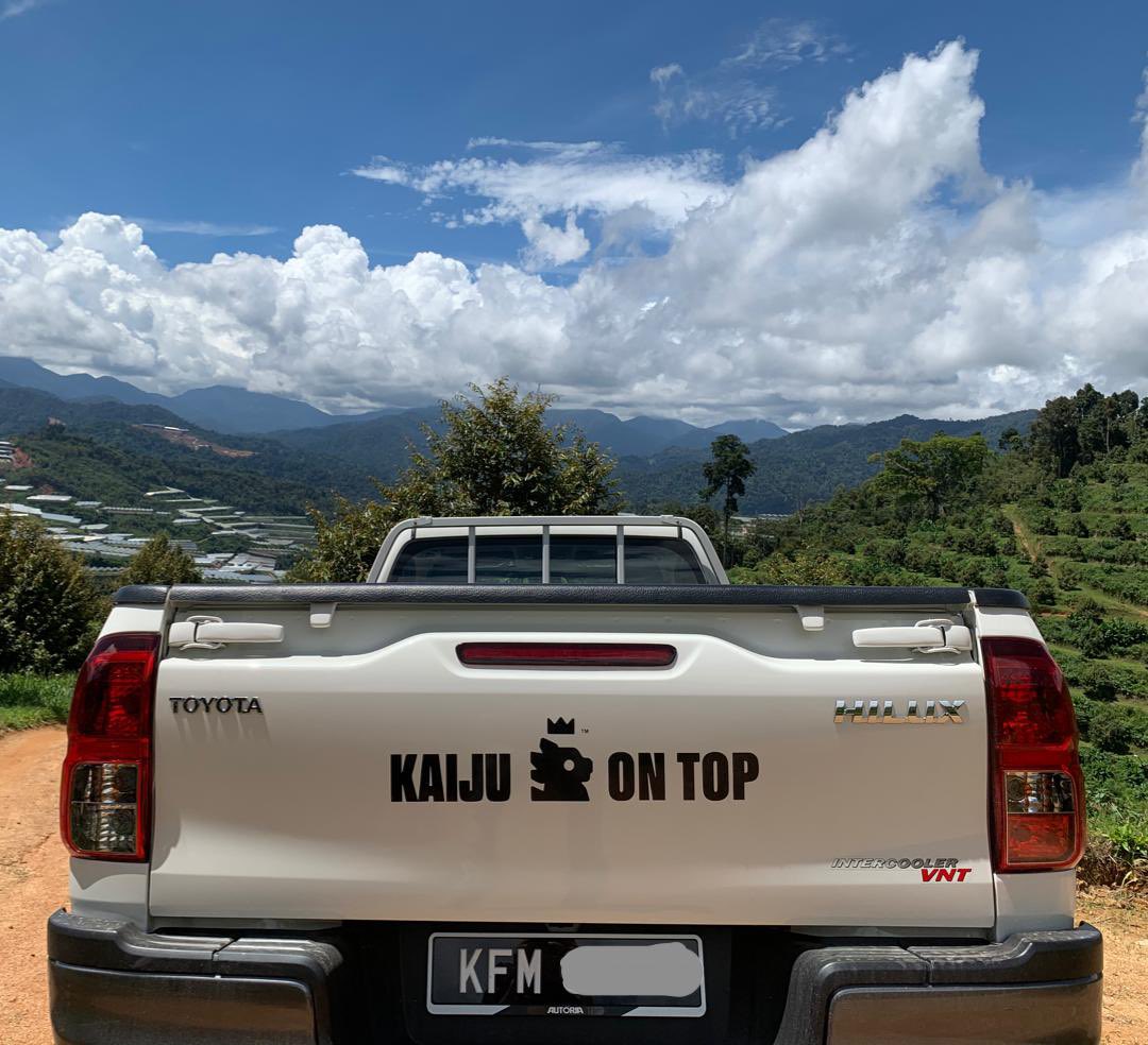 Shilling <a href="/KaijuKingz/">KaijuKingz</a> hard not only wearing Kaiju Tee, but on the road with KFM (Kaiju Family Member) car plate and stickers! Am I doing right ? <a href="/KaijuKingzMY/">MY KaijuKingz 🇲🇾👑</a> 

#kaijuzontop 
#kingzontop