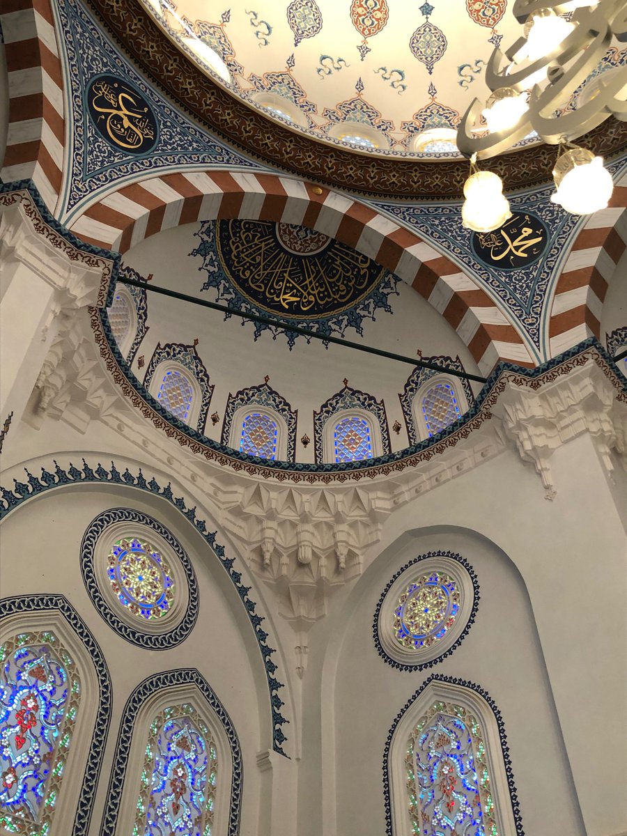 朝の出題の答え:ドームから壁面への移行部の三角形部分 パンダンティフは ドームの荷重を分散しながら下へ伝える役割がある 花のような形のムカルナス突起部分は通常は壁龕の頂点に使用され 荷重の頂点を目に見える形で表す だが この場合 構造とは関係なく装飾的な目的にだけ使われているため