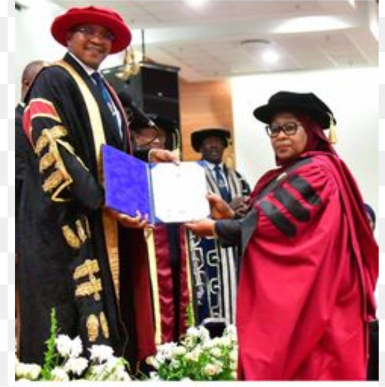 AlexSamoja's tweet image. Spika #Tulia Ackson anapokataza PhD za mchongo. Inamana anamsema had boss wake, Rais wake na Mwenyekiti wake wa Chama ambae juzi tu katoka kutunukiwa. Je Tulia anampandishia mabega Rais.. Huwez kataza PhD za kununua Ingali mkubwa wako nae kapewa. "NEVER OUTSHINING MASTER "